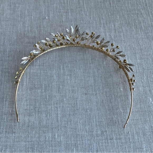 Untamed Petals wedding tiara - Picture 5 of 8